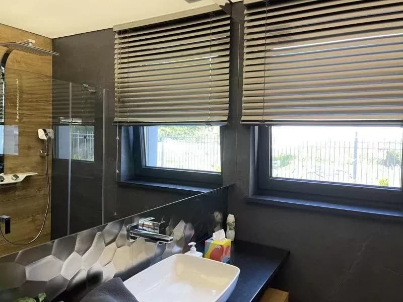 Rolety w nowoczesnym wnętrzu