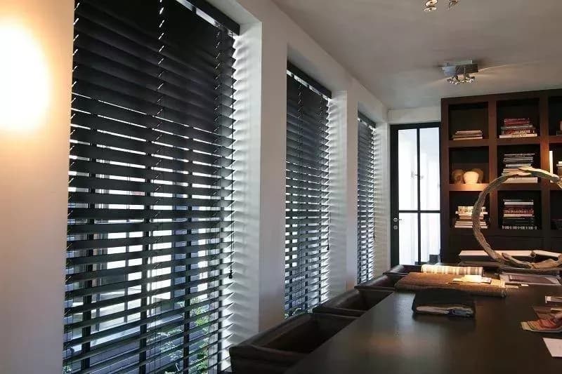 Żaluzje drewniane — zbliżenie